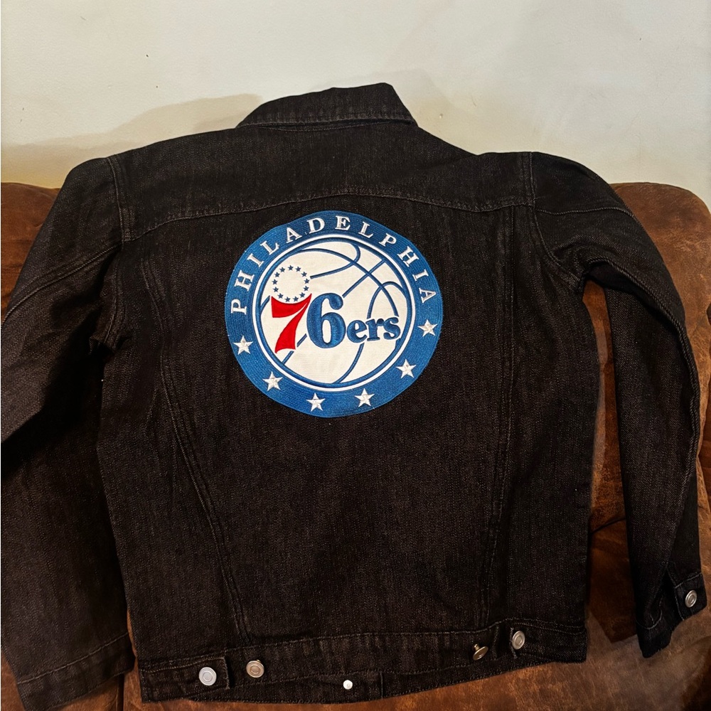 New with tag Sixers Jean jacket size small.